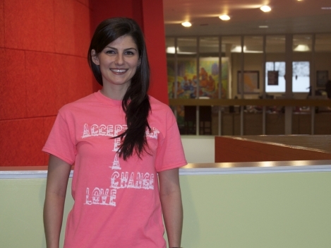 Katrina Levasseur, Mind and Wellness Practitioner at Loyalist, supports Pink Shirt Day on campus.